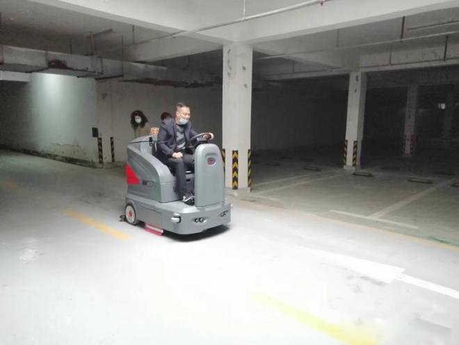 双鸭山小区物业保洁不用人力改用驾驶式洗地机了